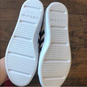 Le Adidas Nuova Crema Mai Indossato Di Nuovo Con Tag Poshmark Le Adidas Nuova Crema Mai Indossato Di Nuovo Con Tag Poshmark